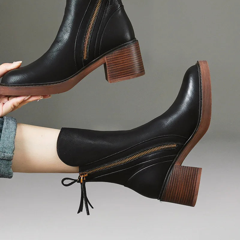 Women's leather ankle boots in black