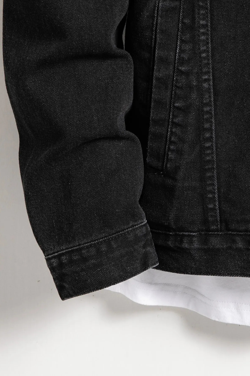 Men's classic fit button-up denim jacket in black