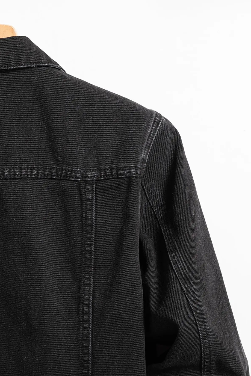 Men's classic fit button-up denim jacket in black