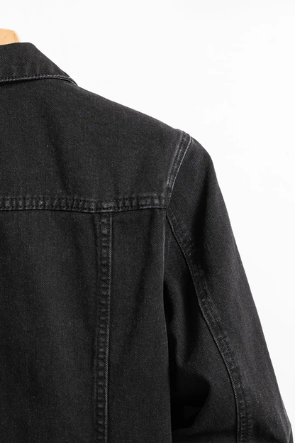 Men's classic fit button-up denim jacket in black