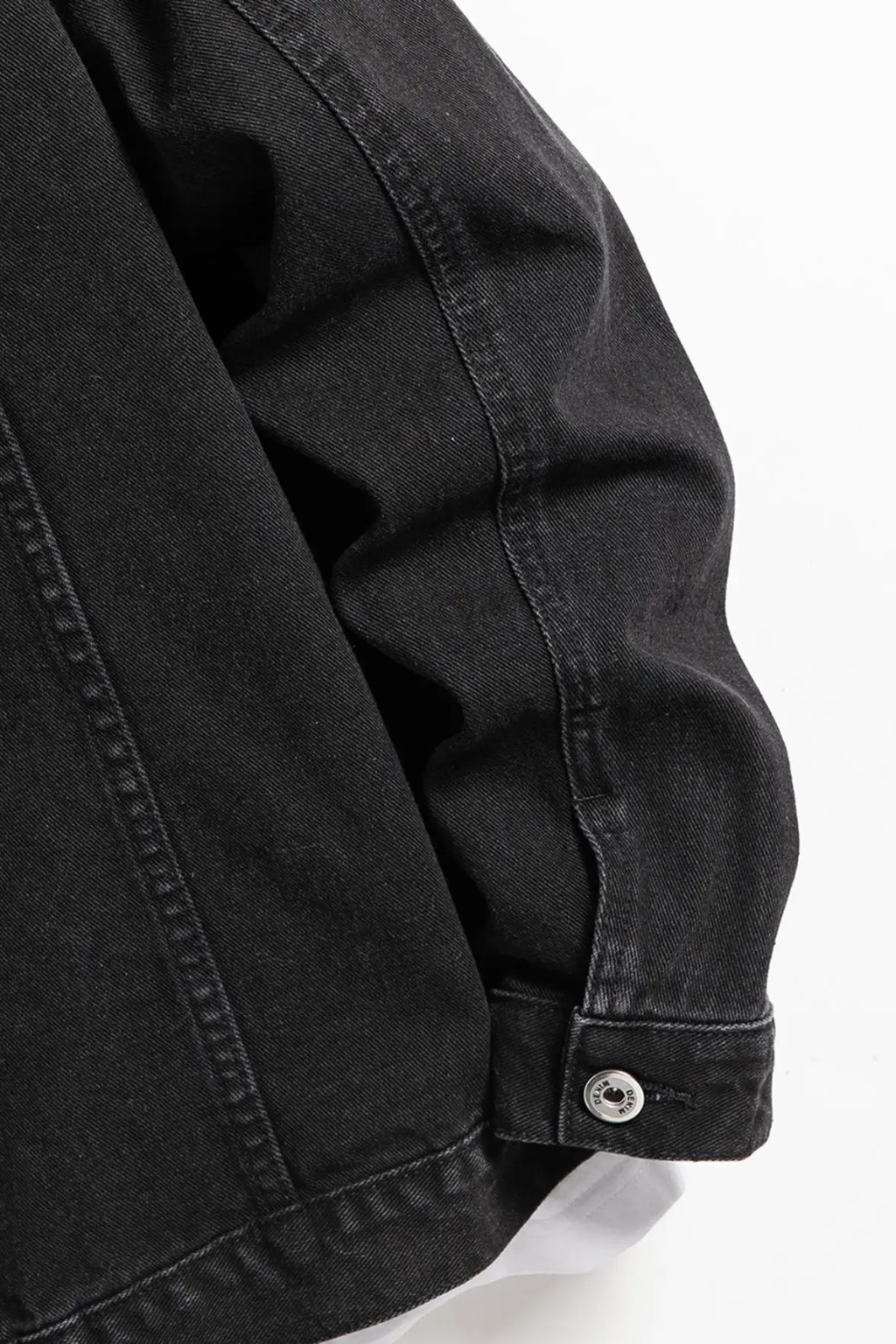 Men's classic fit button-up denim jacket in black