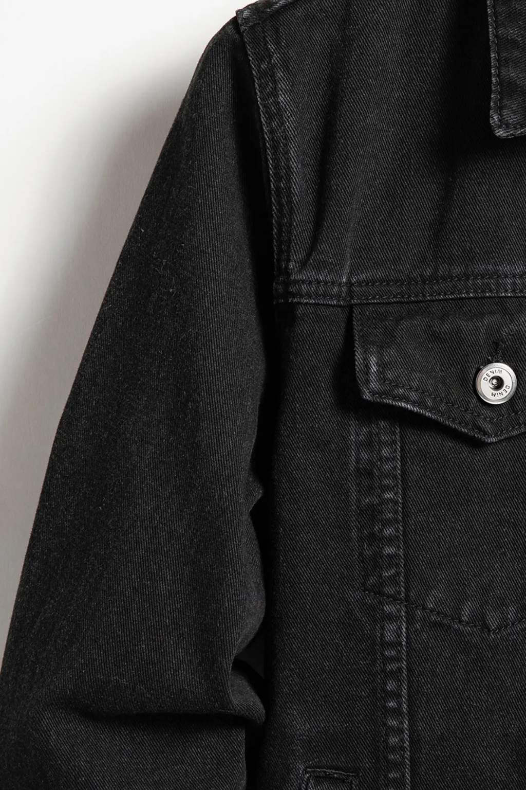 Men's classic fit button-up denim jacket in black