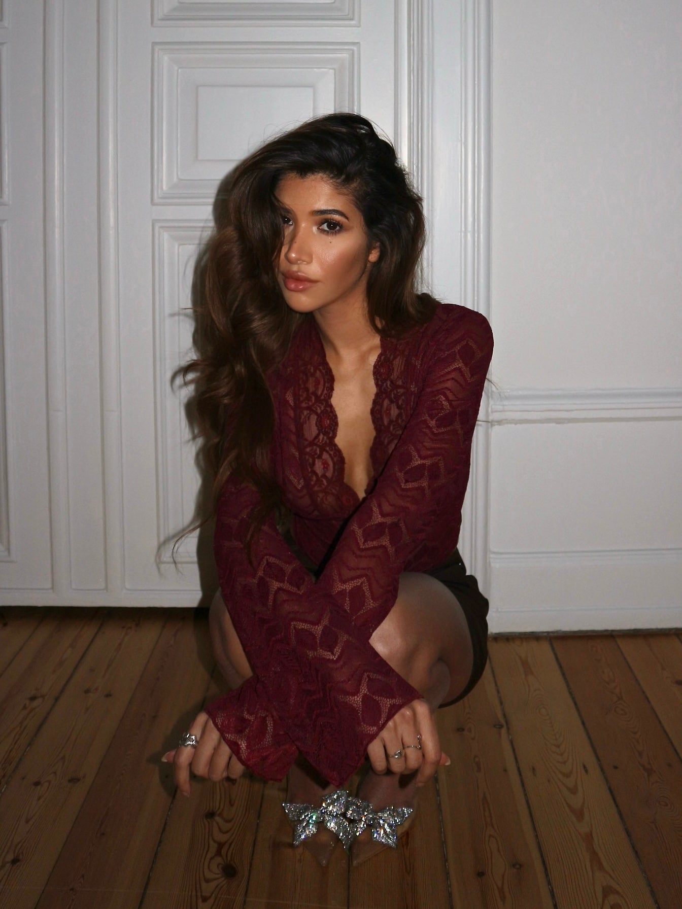 Elegant Womens Top With Long Sleeve Lace Detail 0
