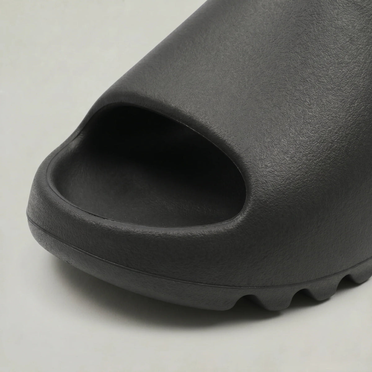 Men's black slides, close-up of footbed