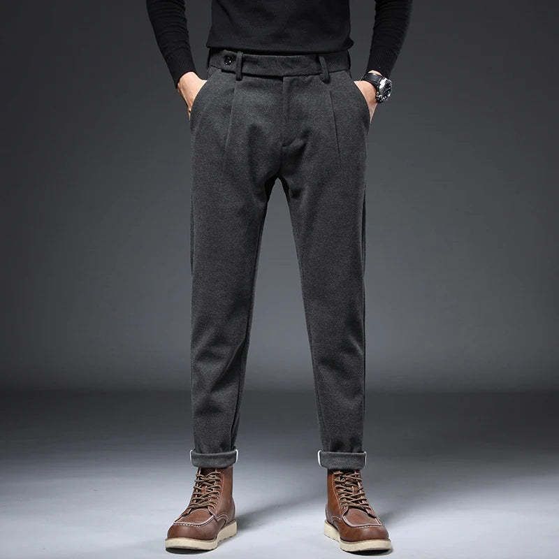 Men's casual pants with spacious pockets