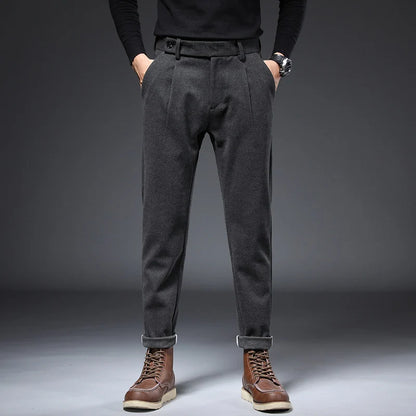 Men's casual pants with spacious pockets