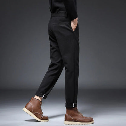 Men's casual pants with spacious pockets